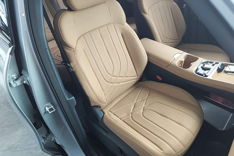 Used Geely Galaxy Xingjian 7 EM-i 2025 120km Navigator Edition Right Front Seat
