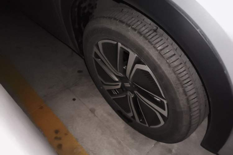 Used Geely Galaxy Xingjian 7 EM-i 2025 120km Exploration+ Version Right Front Wheel Hub