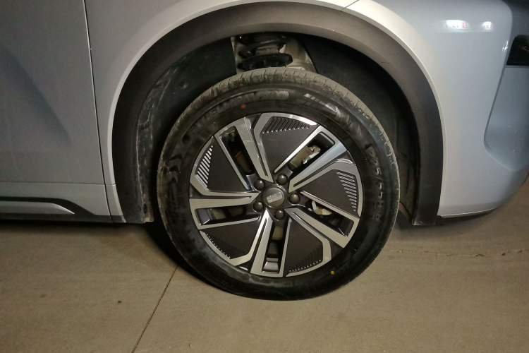Used Geely Galaxy Xingjian 7 EM-i 2025 120km Launch+ Version Right Front Wheel Hub