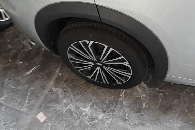 Used Geely Galaxy Xingjian 7 EM-i 2025 120km Navigator Edition Right Rear Wheel Hub