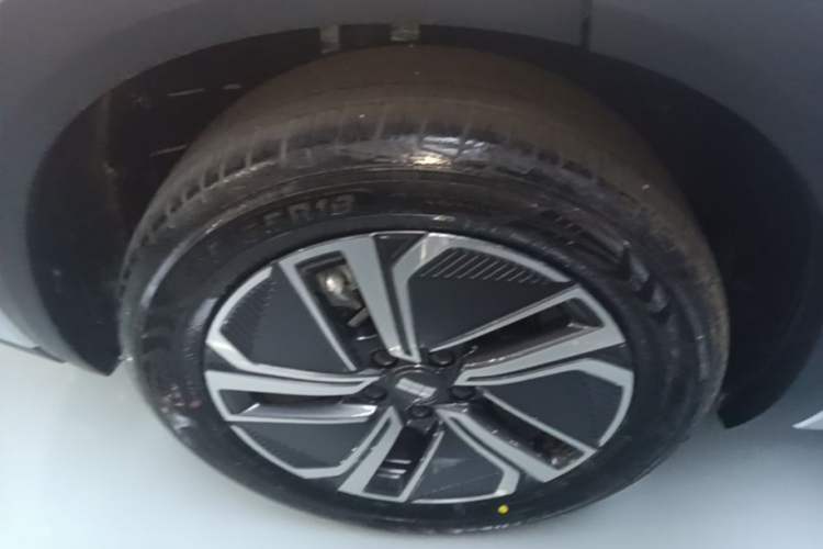 Used Geely Galaxy Xingjian 7 EM-i 2025 120km Exploration+ Version Right Rear Wheel Hub
