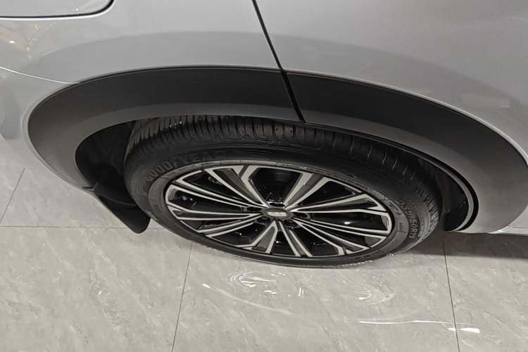 Used Geely Galaxy Xingjian 7 EM-i 2025 120km Navigator Edition Right Rear Wheel Hub