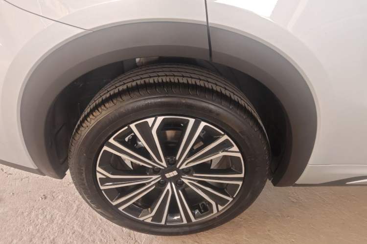 Used Geely Galaxy Xingjian 7 EM-i 2025 120km Navigator Edition Right Rear Wheel Hub