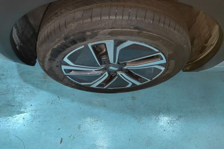 Used Geely Galaxy Xingjian 7 EM-i 2025 120km Exploration+ Version Right Rear Wheel Hub