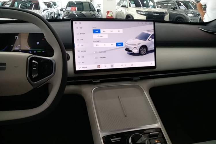 Used Geely Galaxy Xingjian 7 EM-i 2025 120km Launch+ Version Audio And AC Panel