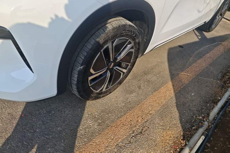 Used Geely Galaxy Xingjian 7 EM-i 2025 120km Launch+ Version Exterior 4