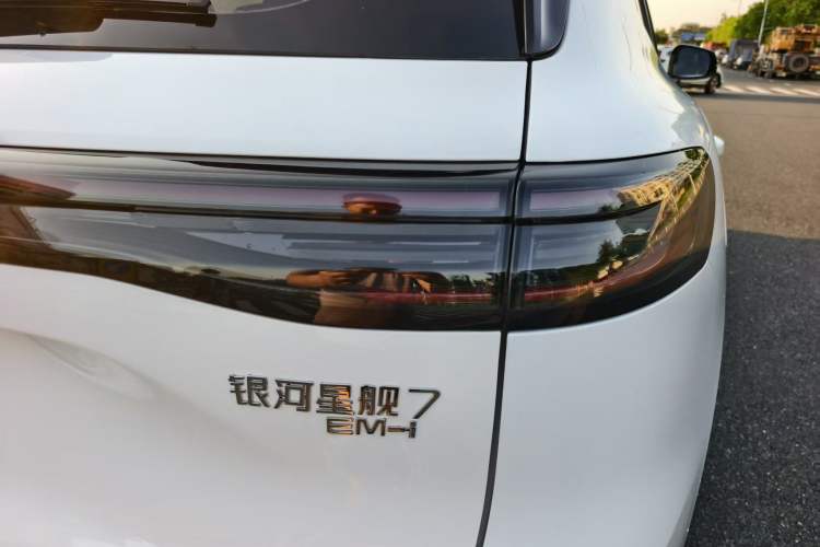 Used Geely Galaxy Xingjian 7 EM-i 2025 120km Launch+ Version Exterior 5