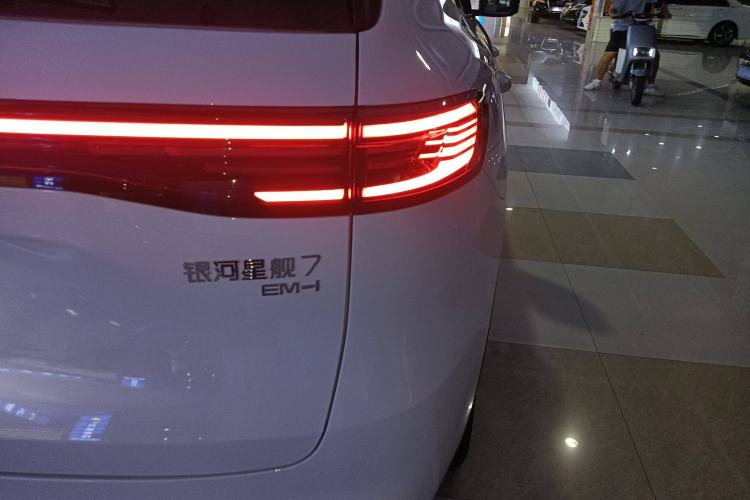 Used Geely Galaxy Xingjian 7 EM-i 2025 120km Launch+ Version Exterior 6