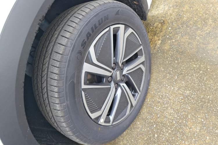 Used Geely Galaxy Xingjian 7 EM-i 2025 120km Launch+ Version Exterior 7