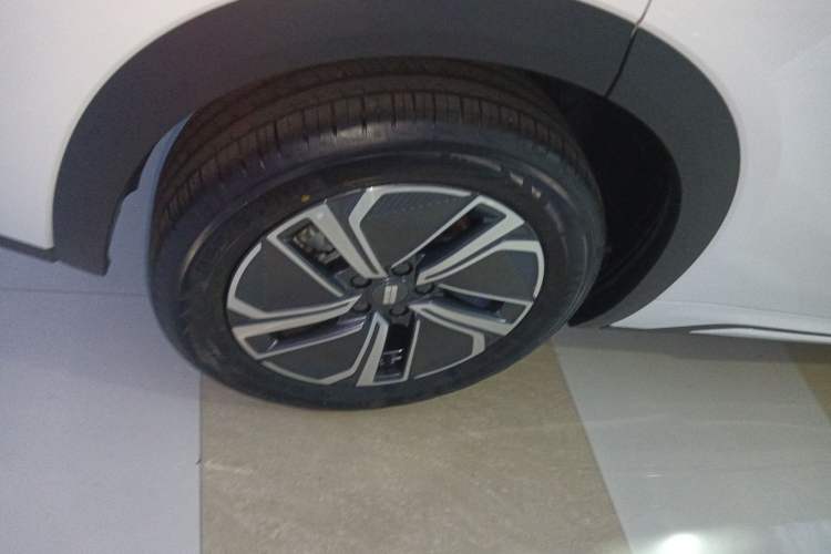 Used Geely Galaxy Xingjian 7 EM-i 2025 120km Launch+ Version Exterior 8