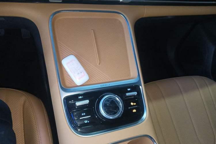 Used Geely Galaxy Xingjian 7 EM-i 2025 120km Launch+ Version Gear Lever