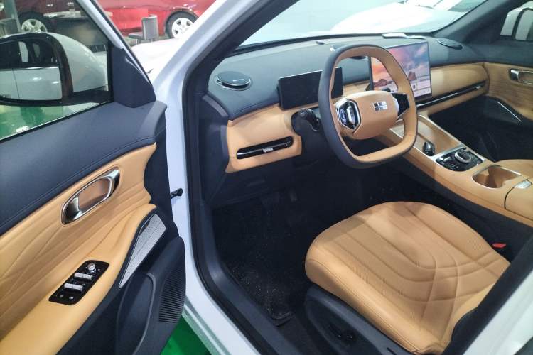 Used Geely Galaxy Xingjian 7 EM-i 2025 120km Launch+ Version Interior 3