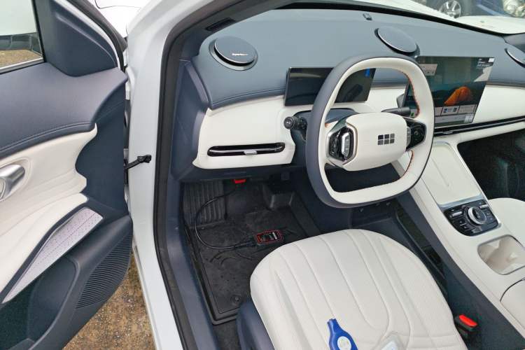 Used Geely Galaxy Xingjian 7 EM-i 2025 120km Launch+ Version Interior 3
