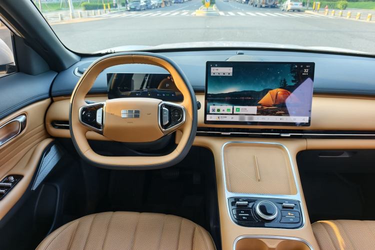 Used Geely Galaxy Xingjian 7 EM-i 2025 120km Launch+ Version Interior 4