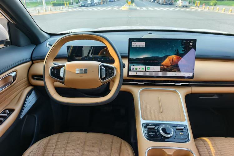 Used Geely Galaxy Xingjian 7 EM-i 2025 120km Launch+ Version Interior 4