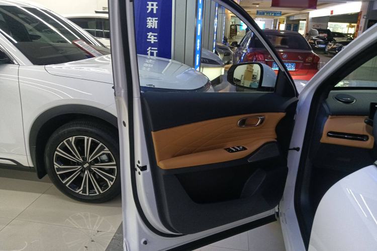 Used Geely Galaxy Xingjian 7 EM-i 2025 120km Launch+ Version Interior 7