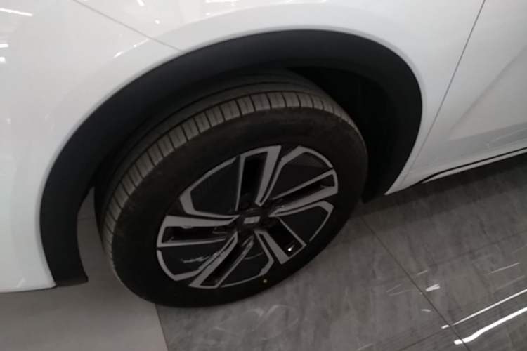 Used Geely Galaxy Xingjian 7 EM-i 2025 120km Launch+ Version Left Front Wheel Hub