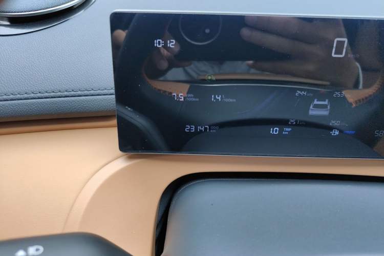 Used Geely Galaxy Xingjian 7 EM-i 2025 120km Launch+ Version Odometer Close Up