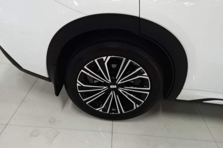 Used Geely Galaxy Xingjian 7 EM-i 2025 120km Navigator Edition Right Rear Wheel Hub