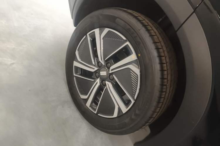 Used Geely Galaxy Xingjian 7 EM-i 2026 Model 135km Smart Navigation Version Right Rear Wheel Hub