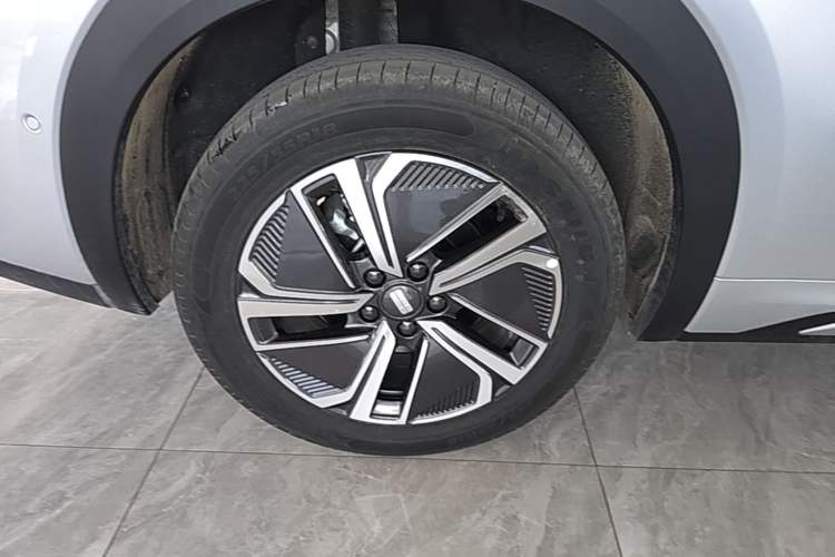 Used Geely Galaxy Xingjian 7 EM-i 2026 Model 135km Leading Edition Exterior 5