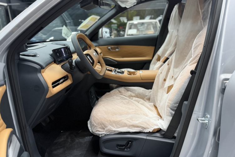 Used Geely Galaxy Xingjian 7 EM-i 2026 Model 135km Leading Edition Interior 2