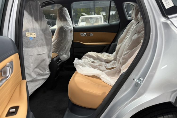 Used Geely Galaxy Xingjian 7 EM-i 2026 Model 135km Leading Edition Interior 3