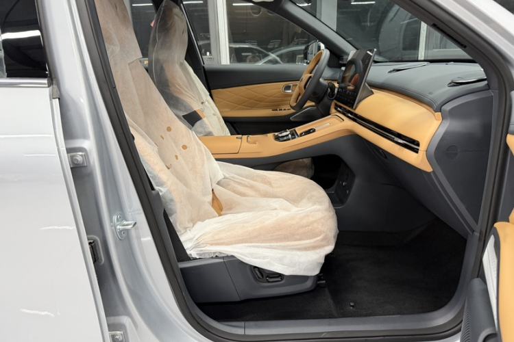 Used Geely Galaxy Xingjian 7 EM-i 2026 Model 135km Leading Edition Interior 5
