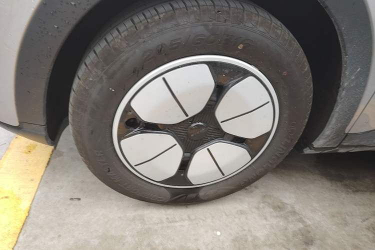 Used Geely Galaxy Geome 2025 310km Youth Edition Left Front Wheel Hub