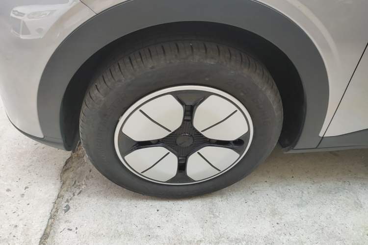 Used Geely Galaxy Geome 2025 310km Youth Edition Left Front Wheel Hub