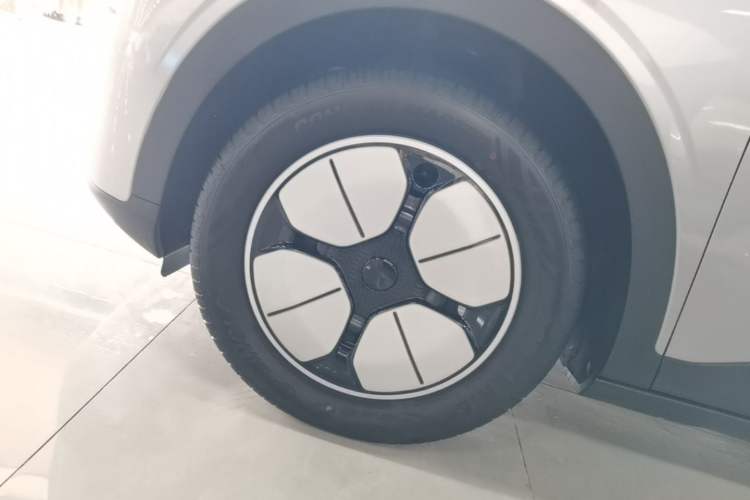 Used Geely Galaxy Geome 2025 410 km Free Version Left Front Wheel Hub