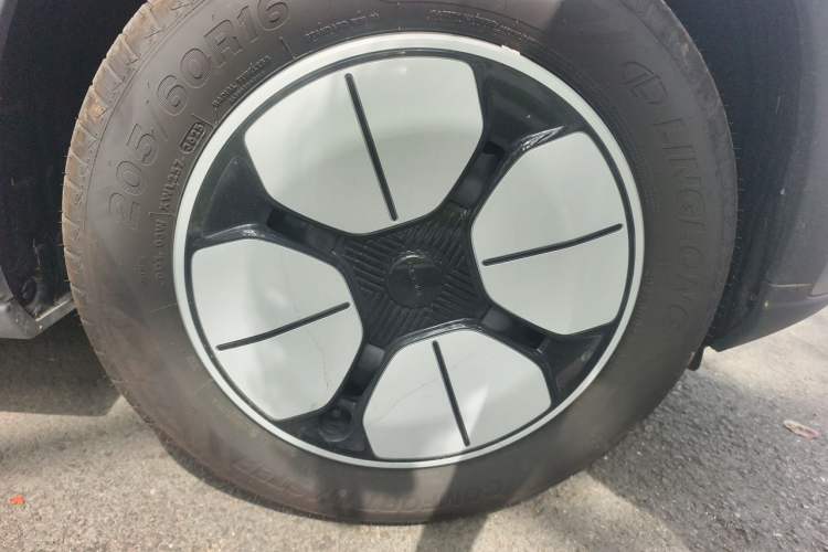 Used Geely Galaxy Geome 2025 310km Youth Edition Right Front Wheel Hub
