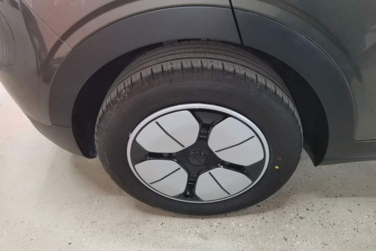 Used Geely Galaxy Geome 2025 410 km Free Version Right Rear Wheel Hub