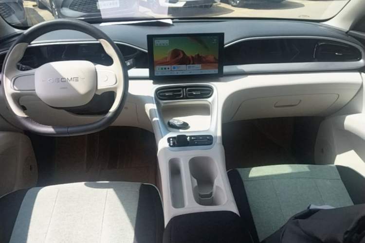 Used Geely Galaxy Geome 2025 310km Youth Edition Center Console