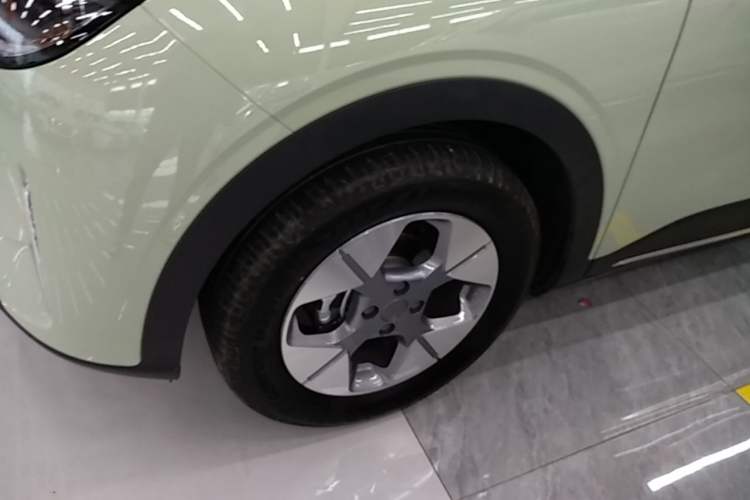 Used Geely Galaxy Geome 2025 UP 410km Exploration+ Edition Left Front Wheel Hub