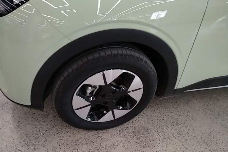 Used Geely Galaxy Geome 2025 UP 410km Exploration+ Edition Left Front Wheel Hub
