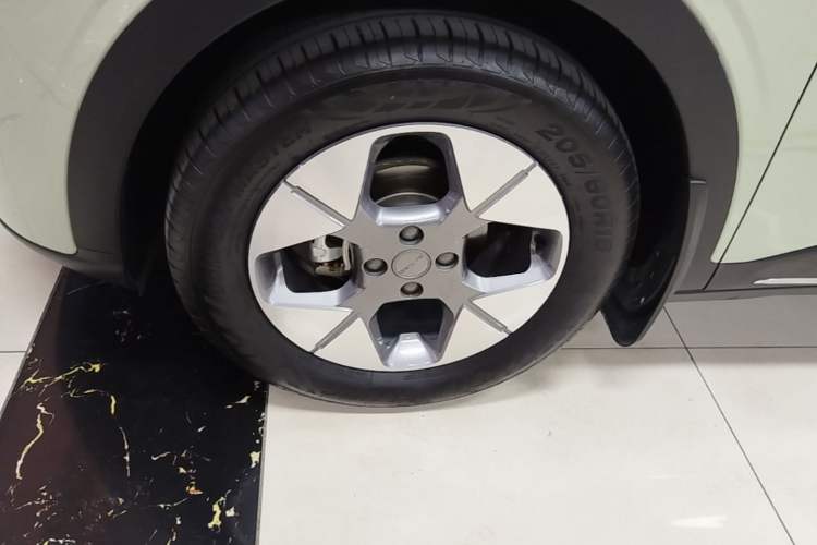 Used Geely Galaxy Geome 2025 UP 410km Exploration+ Edition Left Front Wheel Hub