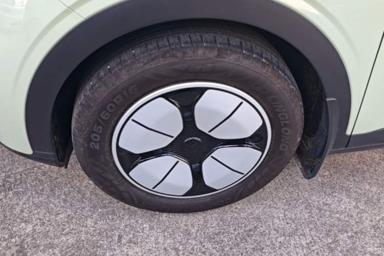 Used Geely Galaxy Geome 2025 310km Youth Edition Left Front Wheel Hub