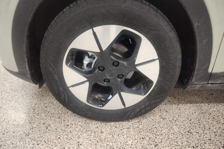 Used Geely Galaxy Geome 2025 UP 410km Exploration+ Edition Left Front Wheel Hub