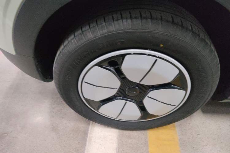 Used Geely Galaxy Geome 2025 310km Youth Edition Right Rear Wheel Hub