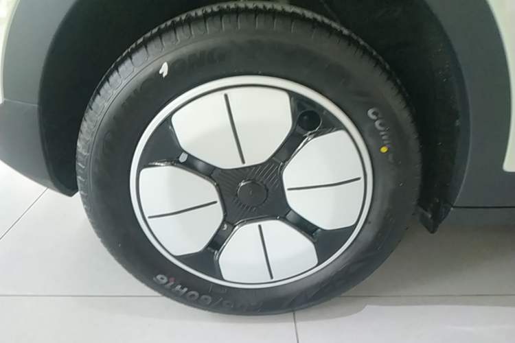 Used Geely Galaxy Geome 2025 310km Youth Edition Right Rear Wheel Hub