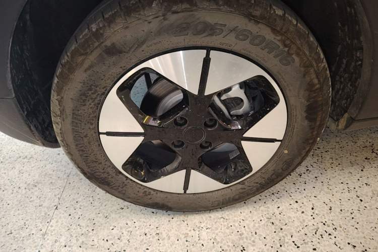 Used Geely Galaxy Geome 2025 UP 410km Exploration+ Edition Right Rear Wheel Hub