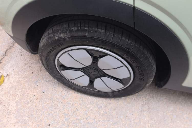 Used Geely Galaxy Geome 2025 310km Youth Edition Right Rear Wheel Hub