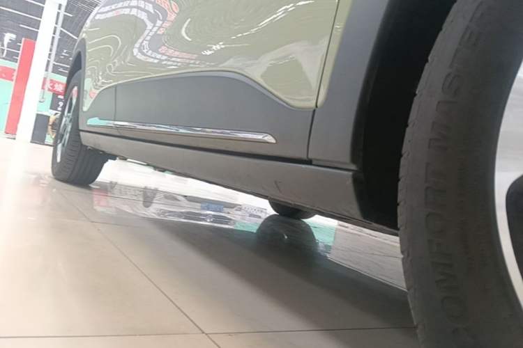 Used Geely Galaxy Geome 2025 UP 410km Exploration+ Edition Right Side Sill