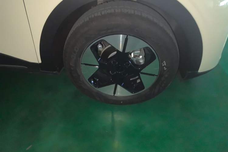 Used Geely Galaxy Geome 2025 UP 410km Exploration+ Edition Right Front Wheel Hub
