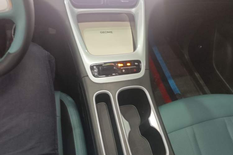 Used Geely Galaxy Geome 2025 UP 410km Exploration Edition Gear Lever