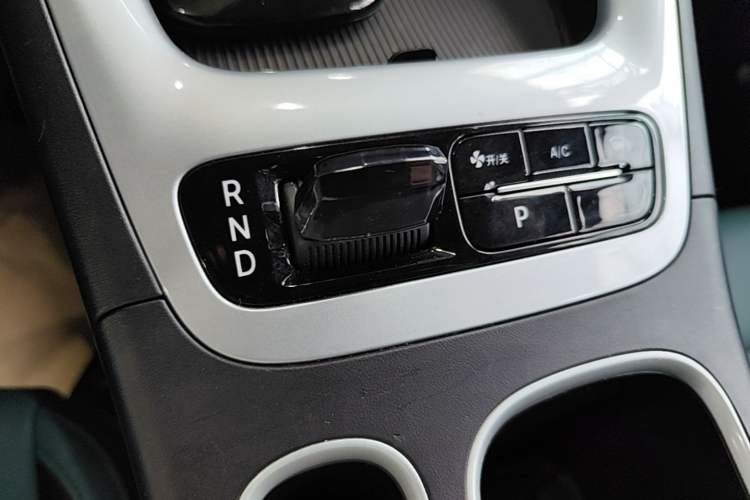 Used Geely Galaxy Geome 2025 UP 410km Exploration Edition Gear Lever