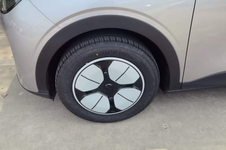 Used Geely Galaxy Geome 2025 310km Youth Edition Left Front Wheel Hub