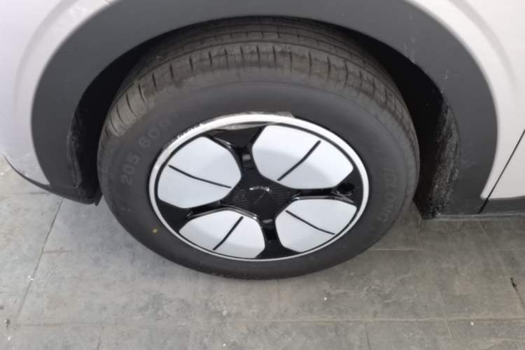 Used Geely Galaxy Geome 2025 310km Youth Edition Left Front Wheel Hub