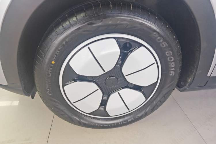 Used Geely Galaxy Geome 2025 310km Youth Edition Left Front Wheel Hub